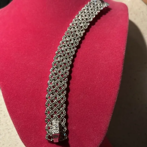 Authentic Swarovski Crisscrossed weave Diamond Bracelet. Excellent condition - Picture 13 of 17